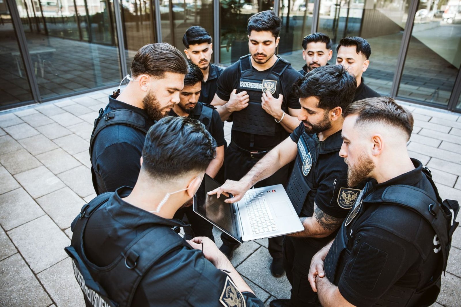 Das Team des Bamberger Sicherheitsdienstes bei einer Einsatzplanung am Laptop